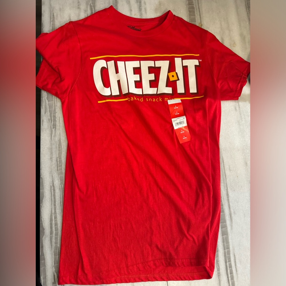 NWT Cheez It t shirt - men's small